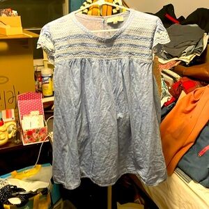 Loft Plus SZ 22 Chambray and white embroidered top